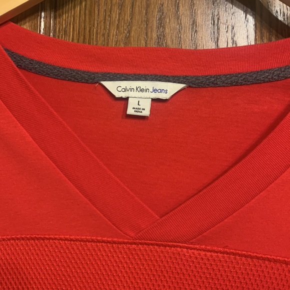 Mens red Calvin Klein T-shirt with mesh overlay. Size Large - Picture 2 of 4